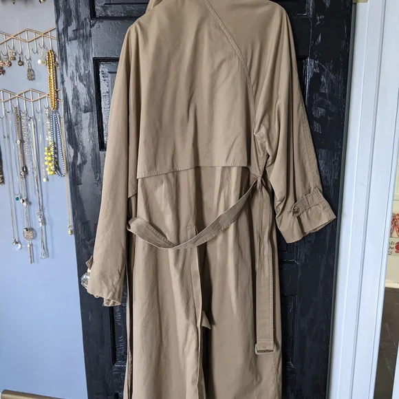 Classic Tan Trench Coat - Picture 4 of 11